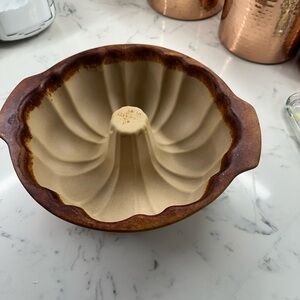 Pampered Chef Stoneware Fluted Cake Pan - Brown and Cream